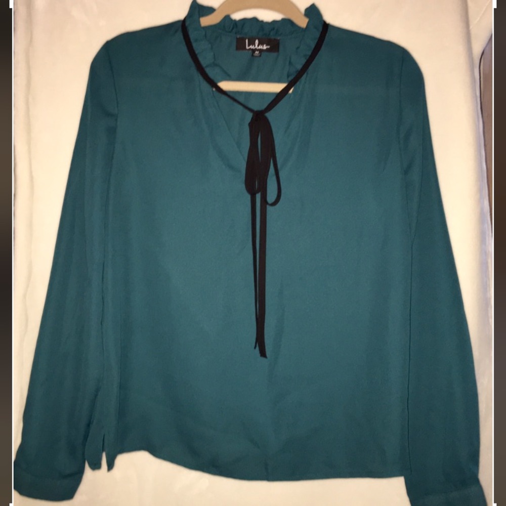 Pretty, unlined, 100% polyester top